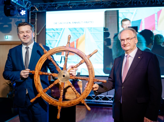 Der Spitzenkandidat Sven Schulze und Ministerpräsident Dr. Reiner Haseloff MdL bei der Landesvertreterversammlung am 01. November in Oschersleben (v.l.n.r.)