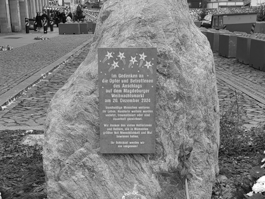 Dieser Gedenkstein in der Hartstraße erinnert an die Opfer des Anschlags auf den Magdeburger Weihnachtsmarkt