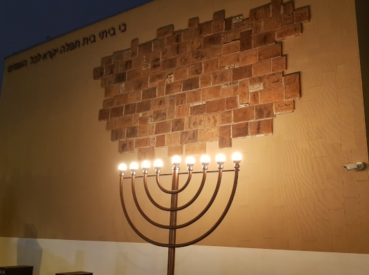 Der Chanukka-Leuchter vor der neuen Magdeburger Synagoge