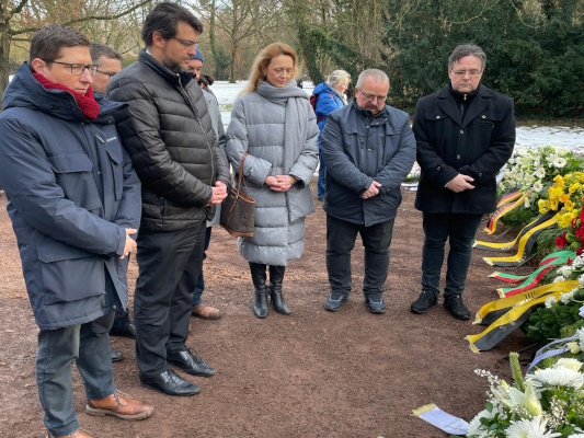 Kranzniederlegung auf dem Magdeburger Westfriedhof in Erinnerung an den 16. Januar 1945.