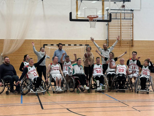 Die Sportministerin zu Gast beim Rollstuhlbasketballspiel der Rolling Baskets des USC Magdeburg