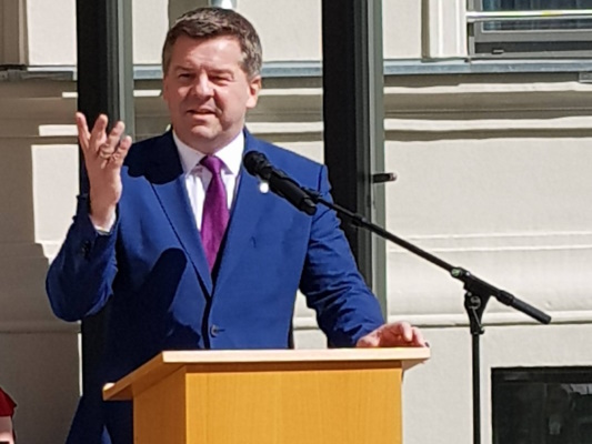Ministerpräsident Sven Schulze spricht bei der Eröffnung des Johannis-Stift im Altstadtquartier am 08. April. 